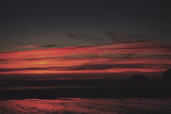 Coucher de soleil coloré sur la plage au Polzeath Vintage Retro Filter — Photo