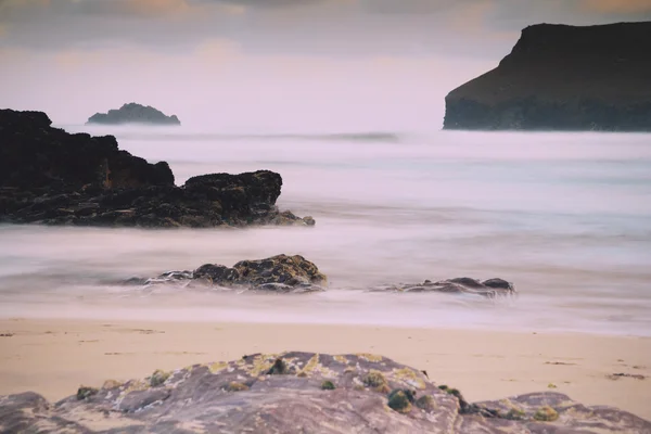 Vista de la mañana temprano sobre la playa en Polzeath Vintage Retro Filt — Foto de Stock