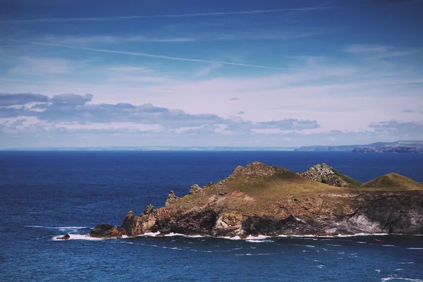 Vista desde la ruta costera cerca de Polzeath Vintage Retro Filter . —  Fotos de Stock