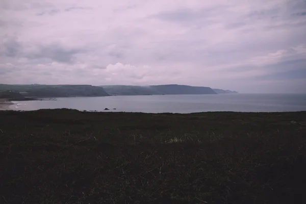 Blick über die Küste in der Nähe der breiten Bucht in Cornwall vintage r — Stockfoto