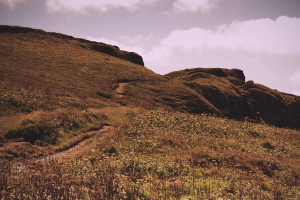 Visa från den kustnära vägen nära Polzeath. Vintage Retro Filter. — Stockfoto