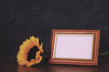 Resim çerçevesi ve ayçiçeği kirli blackboard adam karşı