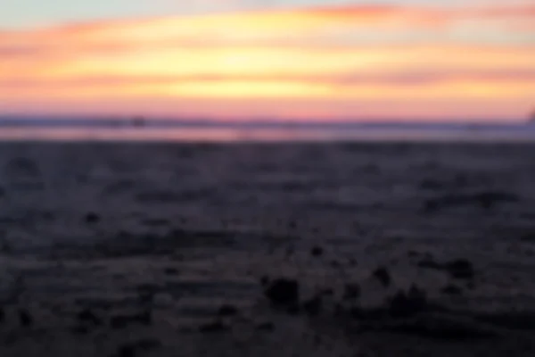 Pôr-do-sol colorido sobre a praia em Polzeath Fora de foco . — Fotografia de Stock