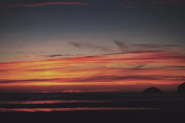 Colorido atardecer sobre la playa en Polzeath Vintage Retro Filter — Foto de Stock