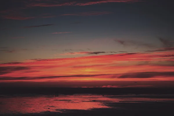 Coucher de soleil coloré sur la plage au Polzeath Vintage Retro Filter — Photo