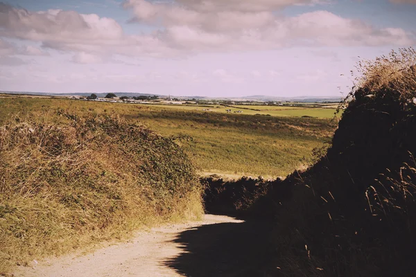 Vista desde la ruta costera cerca de Polzeath. Filtro retro Vintage . — Foto de Stock