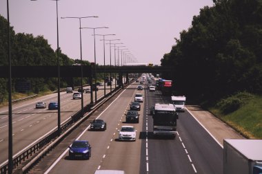 Beaconsfield, İngiltere - Haziran 2016: Meşgul M40 otoyol Beac