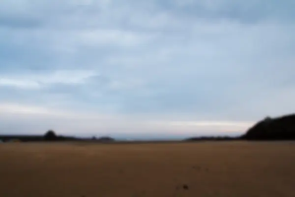 Vista desde la playa en Bude, Cornwall Fuera de foco . — Foto de Stock