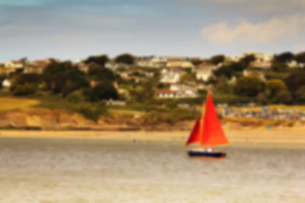 Velero en el río cerca de Padstow fuera de foco . —  Fotos de Stock