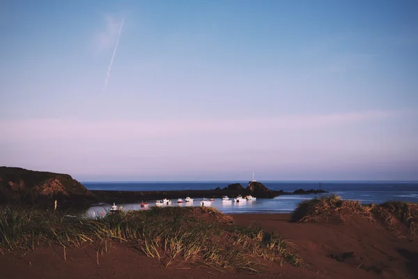 Vista desde las dunas de arena en el paseo marítimo de Bude Vintage Retro Filter . — Foto de Stock