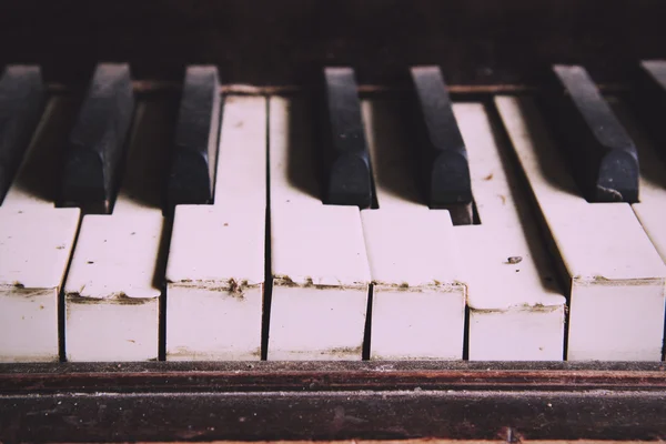 Altes kaputtes ausgemustertes Klavier mit beschädigten Tasten Vintage Retro-Filter. — Stockfoto