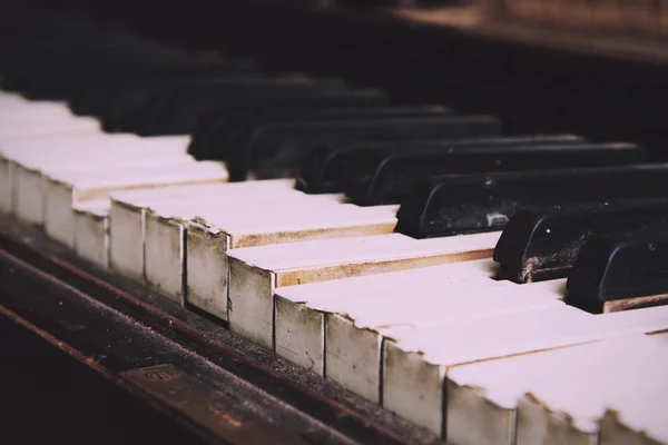 Piyano ile terkedilmiş kırık eski anahtarları Vintage Retro filtre zarar. — Stok fotoğraf