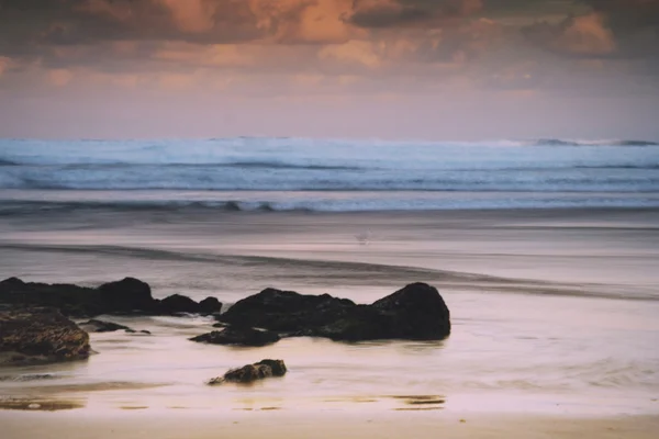 Tôt le matin, vue sur la plage au Polzeath Vintage Retro Filter — Photo