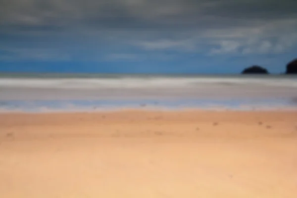 Vista temprana de la mañana de la playa en Polzeath fuera de foco . — Foto de Stock