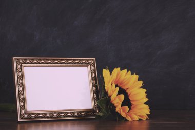 Resim çerçevesi ve ayçiçeği kirli blackboard adam karşı