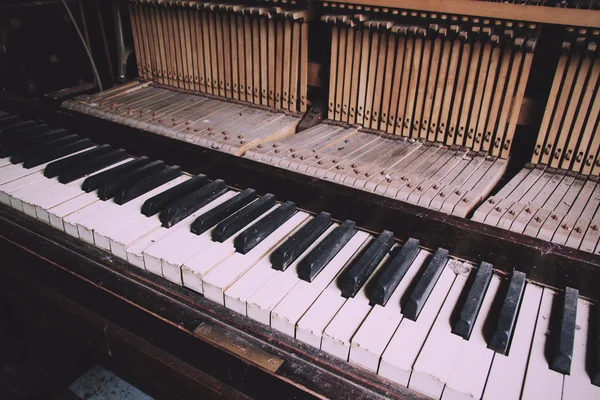 Gamla trasiga nedlagd piano med skadade nycklar Vintage Retro Filter. — Stockfoto