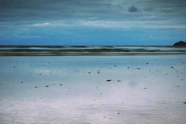 Vista temprana de la mañana de la playa en Polzeath Vintage Retro Filter — Foto de Stock