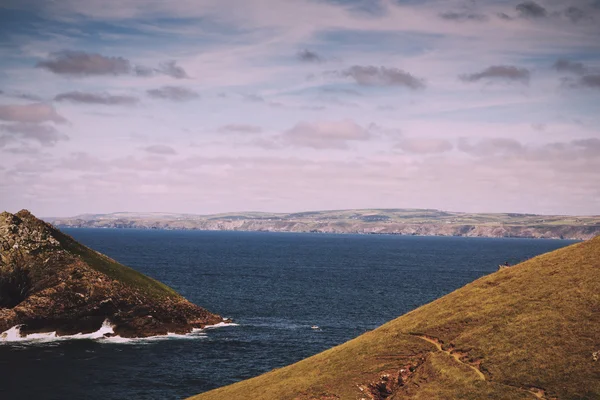 Vista desde la ruta costera cerca de Polzeath. Filtro retro Vintage . —  Fotos de Stock