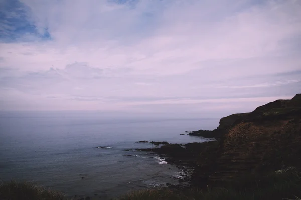 Uitzicht over de kustlijn in de buurt van Widemouth Bay in Cornwall Vintage R — Stockfoto