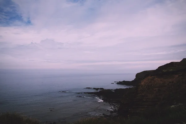 Widemouth Bay Cornwall Vintage r yakınındaki kıyı şeridi üzerinde göster — Stok fotoğraf