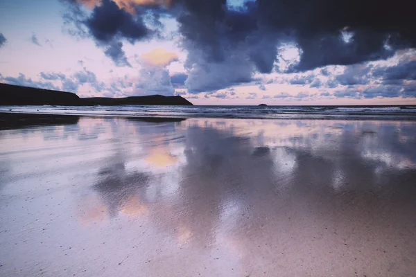 Vista temprana de la mañana de la playa en Polzeath Vintage Retro Filter — Foto de Stock