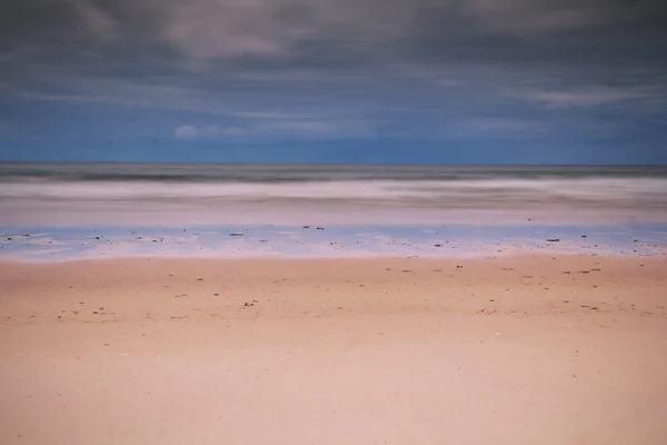 Vista temprana de la mañana de la playa en Polzeath Vintage Retro Filter — Foto de Stock