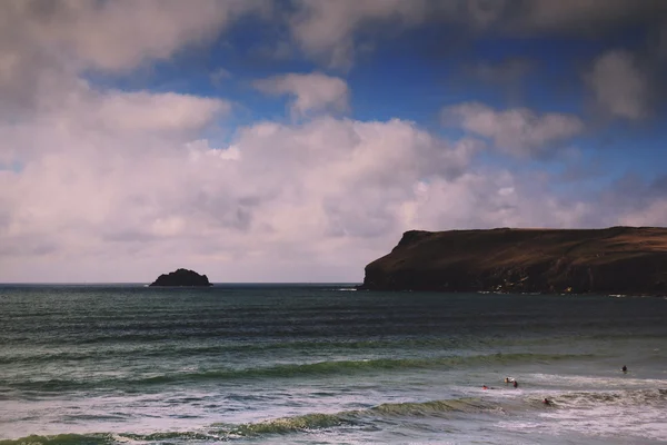 Hermosa vista sobre el mar desde Polzeath Vintage Retro Filter . — Foto de Stock