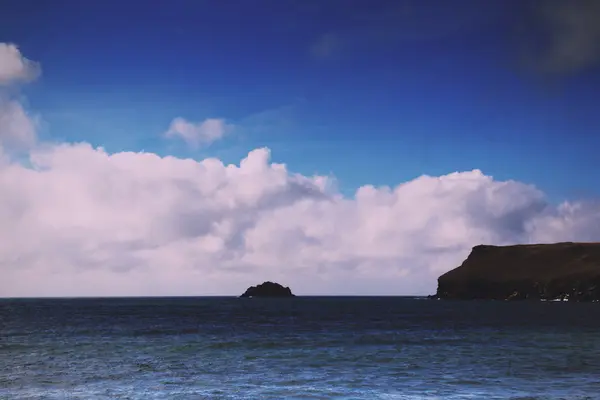 Polzeath 빈티지 복고 필터에서 바다를 통해 아름 다운 보기. — 스톡 사진