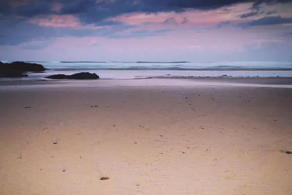 Vista temprana de la mañana de la playa en Polzeath Vintage Retro Filter — Foto de Stock