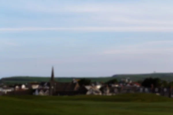 Vista de una iglesia en Bude desde el campo de golf Fuera de foco . —  Fotos de Stock