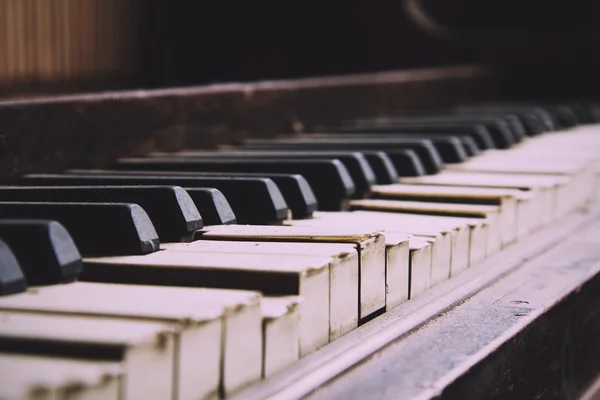 Altes kaputtes ausgemustertes Klavier mit beschädigten Tasten Vintage Retro-Filter. — Stockfoto