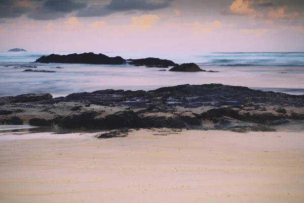 Vroege ochtend uitzicht op het strand bij Polzeath Vintage Retro Filter — Stockfoto