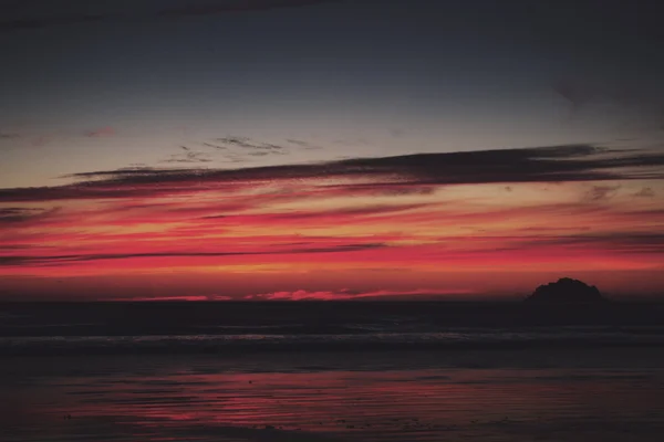 Coucher de soleil coloré sur la plage au Polzeath Vintage Retro Filter — Photo