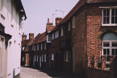 Beaconsfield, İngiltere - Haziran 2016: eski dar yan sokakta Vintag