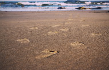 Polzeath üzerinde Kumdaki Retro Vintage filtre plaj.