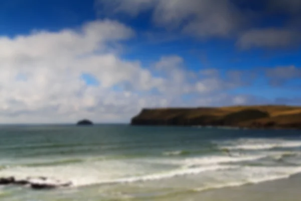 Schöne Aussicht über das Meer von Polzeath aus unscharf. — Stockfoto