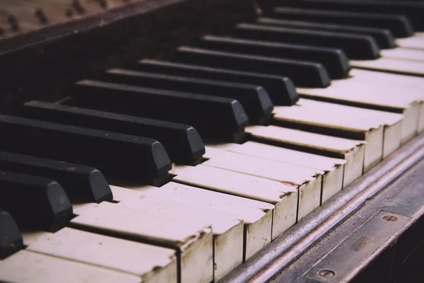 Gamla trasiga nedlagd piano med skadade nycklar Vintage Retro Filter. — Stockfoto