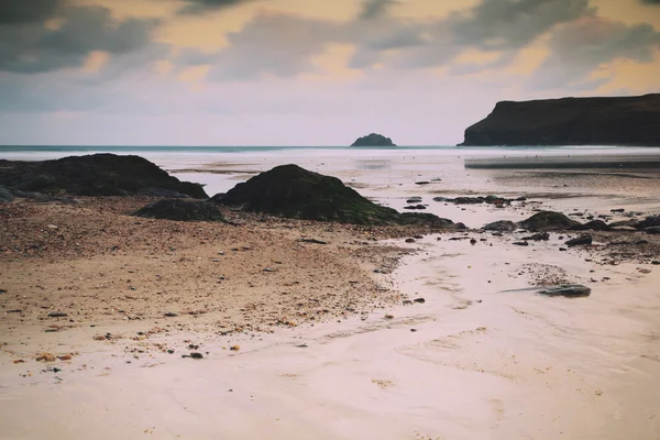 Vista de la mañana temprano sobre la playa en Polzeath Vintage Retro Filt — Foto de Stock