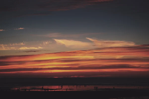 Coucher de soleil coloré sur la plage au Polzeath Vintage Retro Filter — Photo