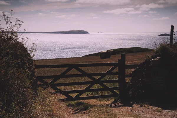 Blick vom Küstenweg bei Polzeath. Oldtimer-Retro-Filter. — Stockfoto