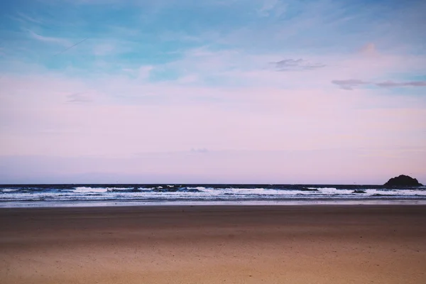 Vista de la mañana temprano sobre la playa en Polzeath Vintage Retro Filt — Foto de Stock