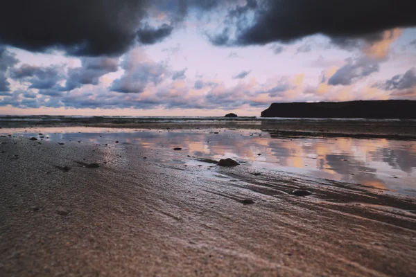 Ранним утром вид на пляж на Polzeath Vintage Retro Filter — стоковое фото