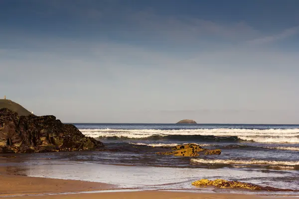 Olas en la playa de Polzeath en Cornwall — Foto de Stock