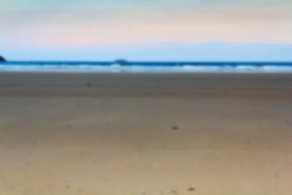 Vista de la mañana temprano sobre la playa en Polzeath fuera de foco . — Foto de Stock