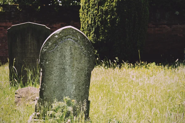 Pedras tumulares fora de uma igreja em Beaconsfield, Buckinghamshire , — Fotografia de Stock