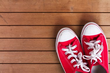 Eski bir ahşap zemin üzerinde ayakkabı tuval