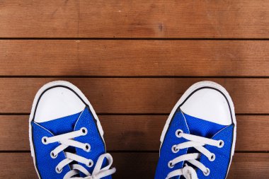 Eski bir ahşap zemin üzerinde ayakkabı tuval