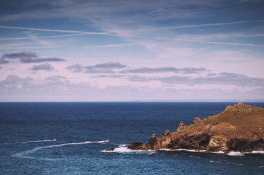 Polzeath Vintage Retro filtre yakınındaki kostal yoldan görüntülemek.