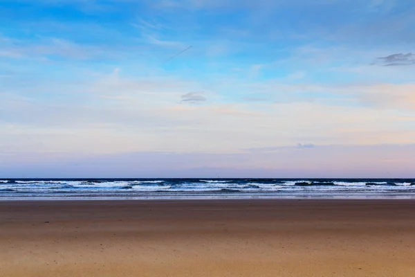 Vista de la mañana temprano sobre la playa en Polzeath — Foto de Stock