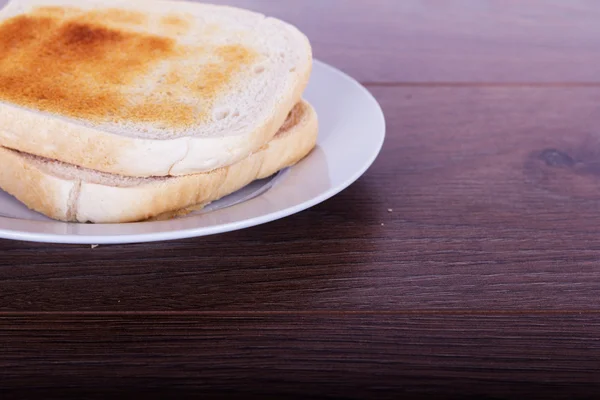 Rebanadas de pan tostado sobre un fondo rústico —  Fotos de Stock